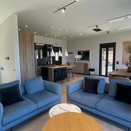 فيلة Carmelia Áyios Nikítas