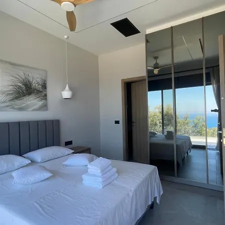 فيلة Carmelia Áyios Nikítas